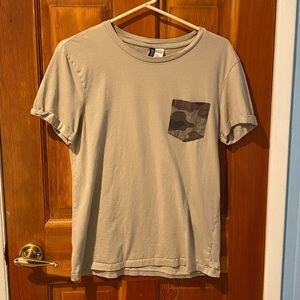 H&M Camo pocket T-shirt